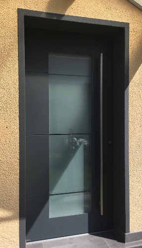 elegante, zeitlose Haustüre aus Aluminium, pulverbeschichtet in Farbe Grau.