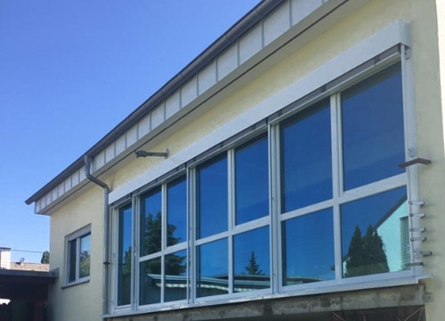 Balkonverglasung mit Sonnenschutzglas und Jalousie